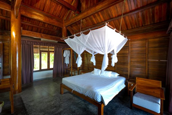 How Can Tourists Best Explore Unconventional Attractions in the UK?