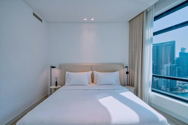 How can you camp comfortably in the UK during different seasons?